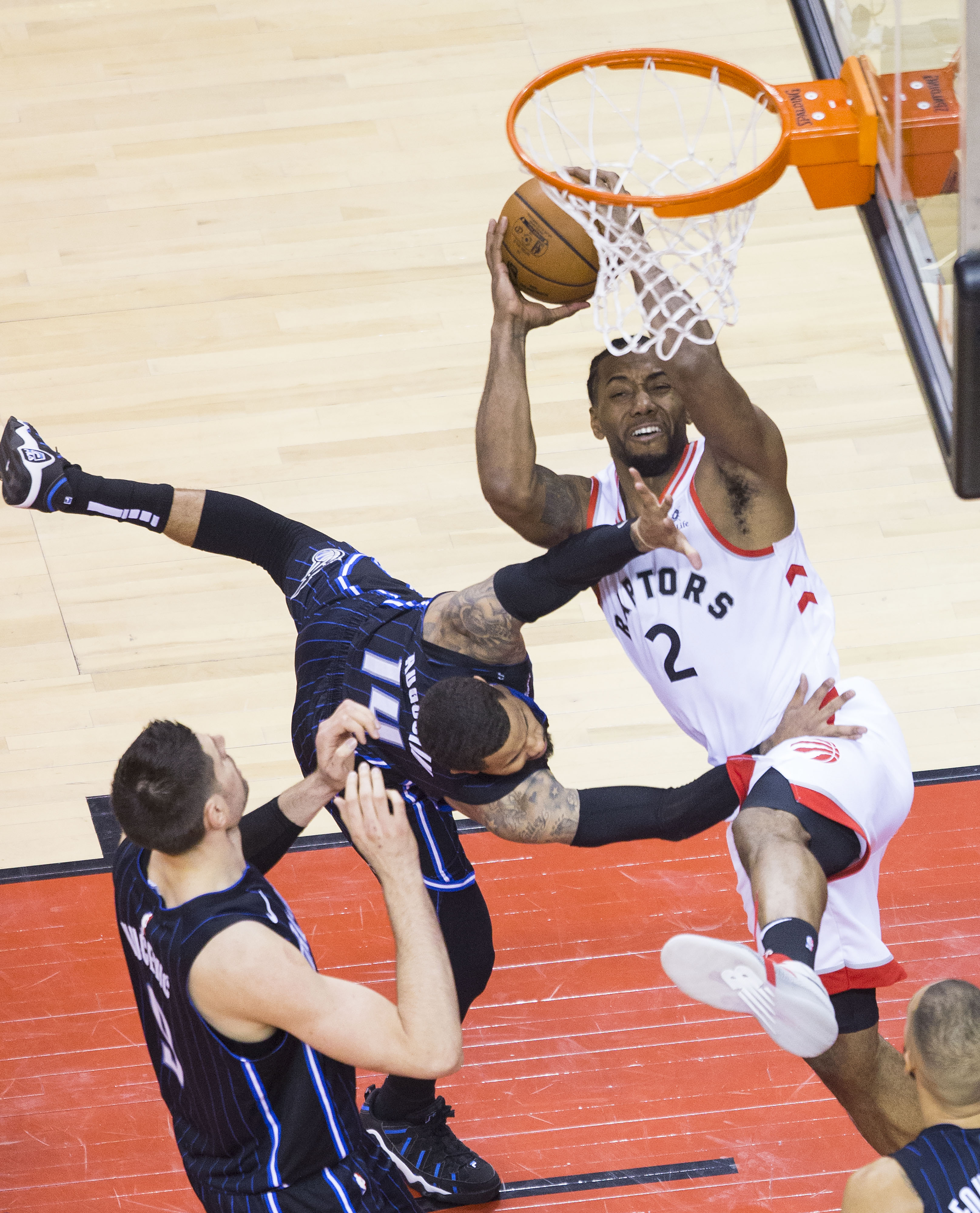 猛龙客场胜勇士，莱昂纳德再献神奇表现