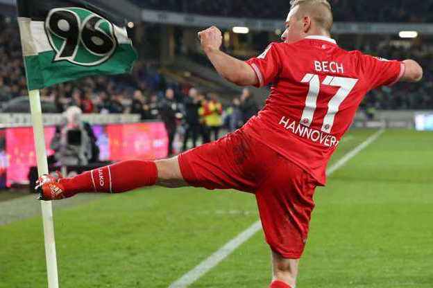 包含斯图加特在客场力克汉诺威，取得重要胜利的词条