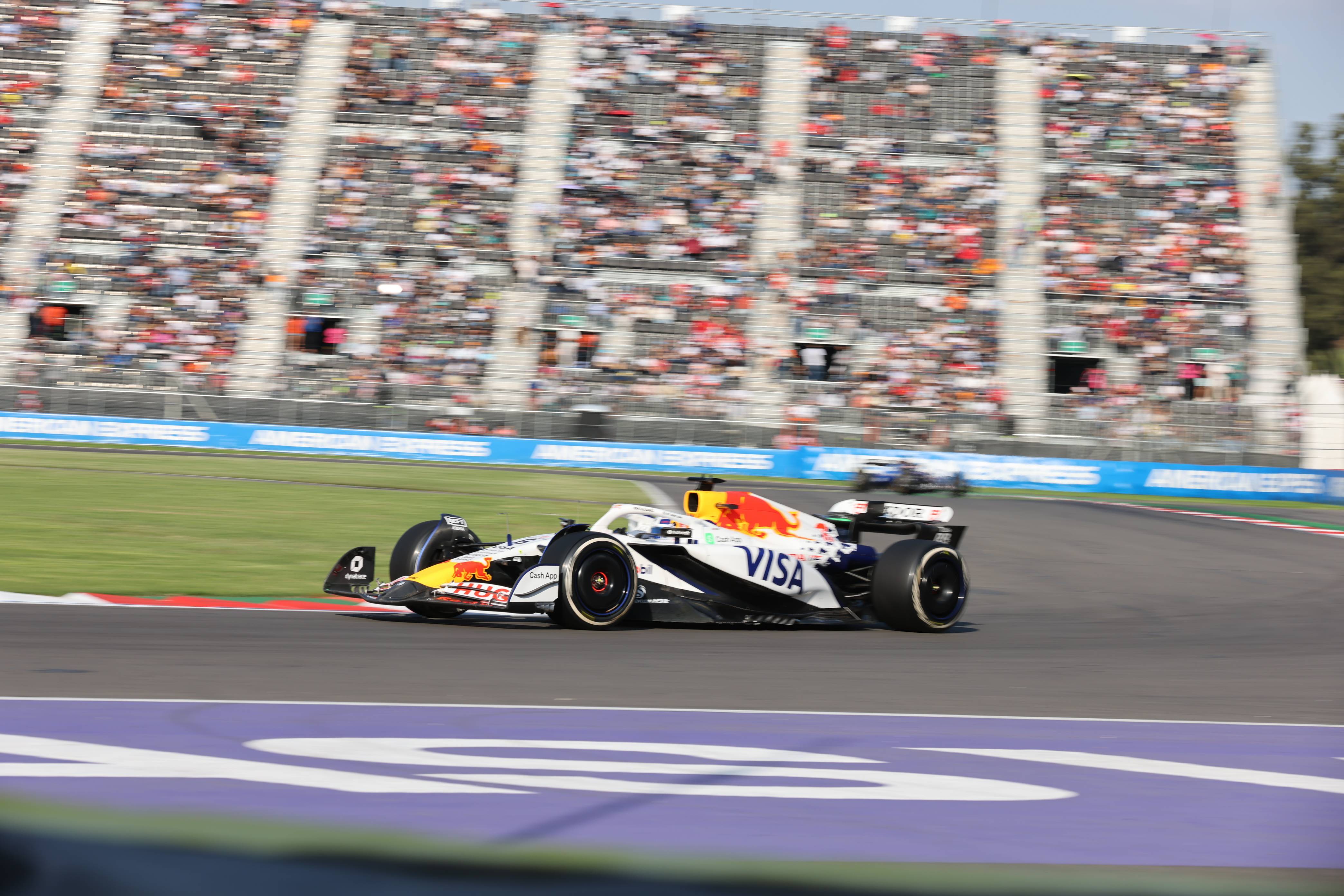 红牛车队鏖战迈凯伦，塞恩斯扛起全队的简单介绍