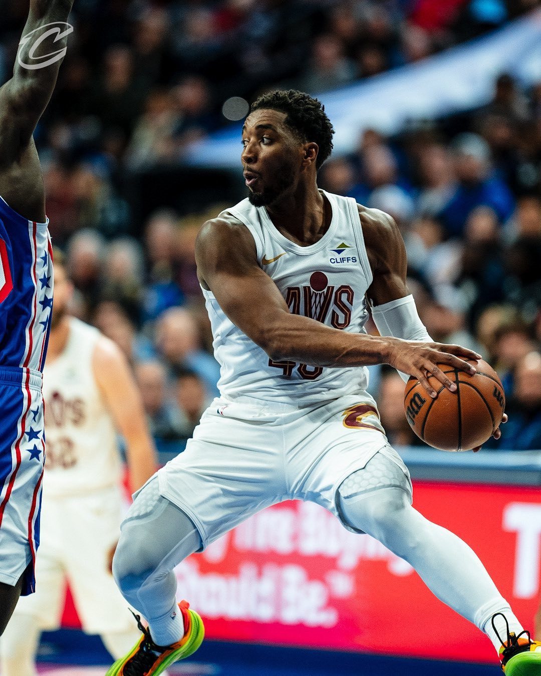 九游体育直播-独行侠力克雄鹿，米切尔关键制胜